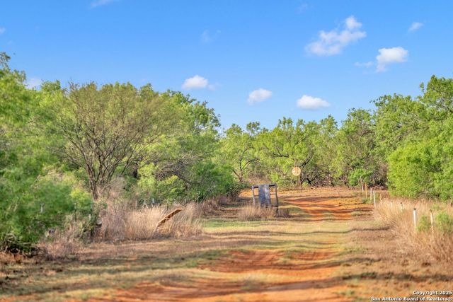 2654 Matthews Ranch Road, Dilley, TX 78017