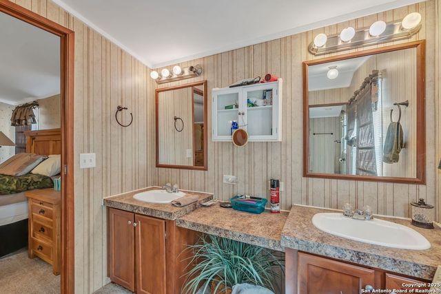 2654 Matthews Ranch Road, Dilley, TX 78017