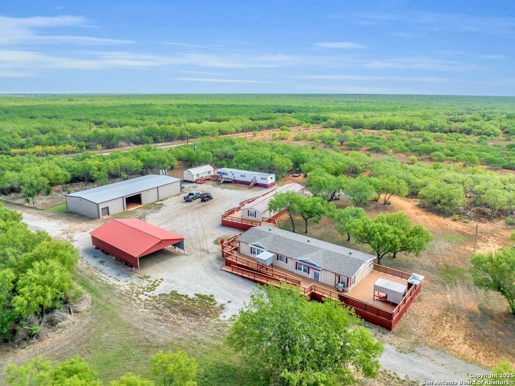 2654 Matthews Ranch Road, Dilley, TX 78017