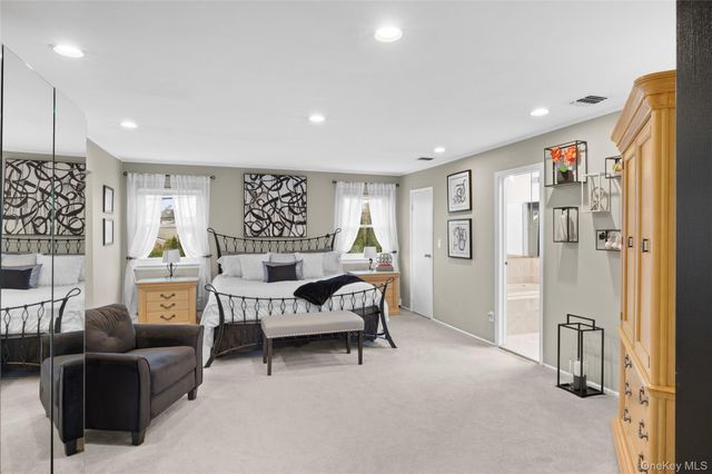 19 Jacob Road, Plainview, NY 11803