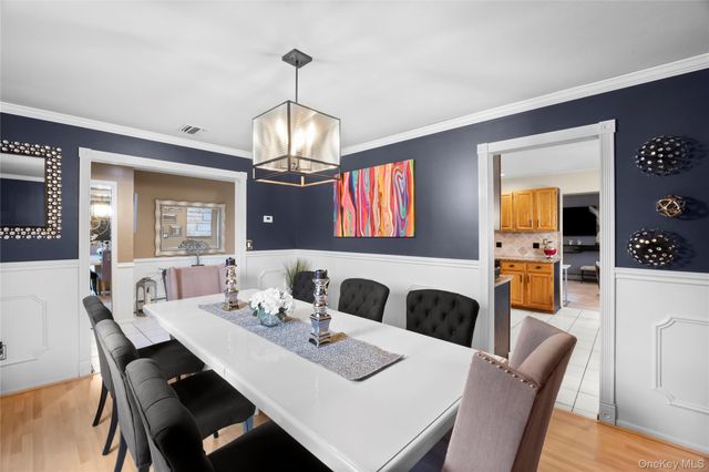 19 Jacob Road, Plainview, NY 11803