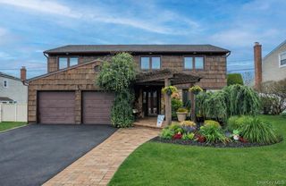 19 Jacob Road, Plainview, NY 11803