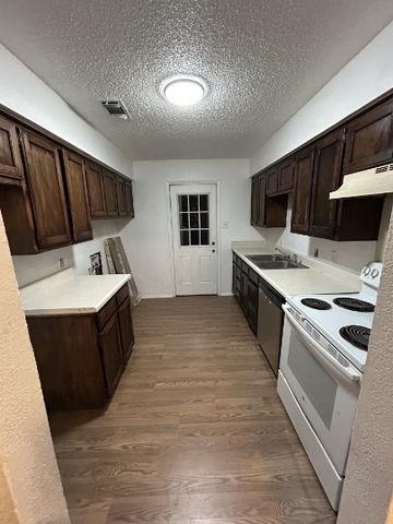 206 Pine Meadow Drive, Kennedale, TX 76060