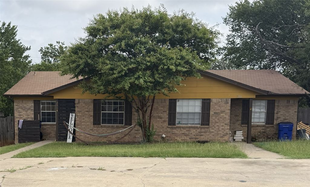 206 Pine Meadow Drive, Kennedale, TX 76060