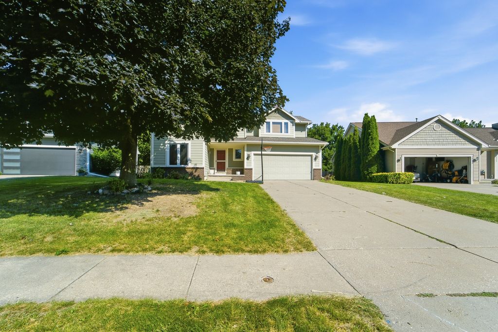 14543 Summit Drive, Clive, IA 50325