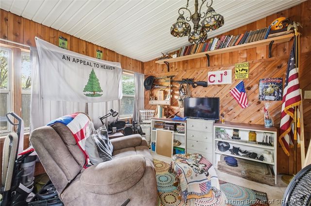 100 W Maplewood Drive, Clarksville, IN 47129