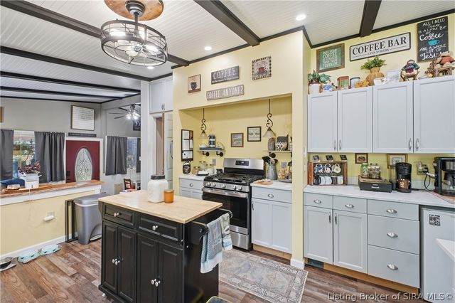 100 W Maplewood Drive, Clarksville, IN 47129