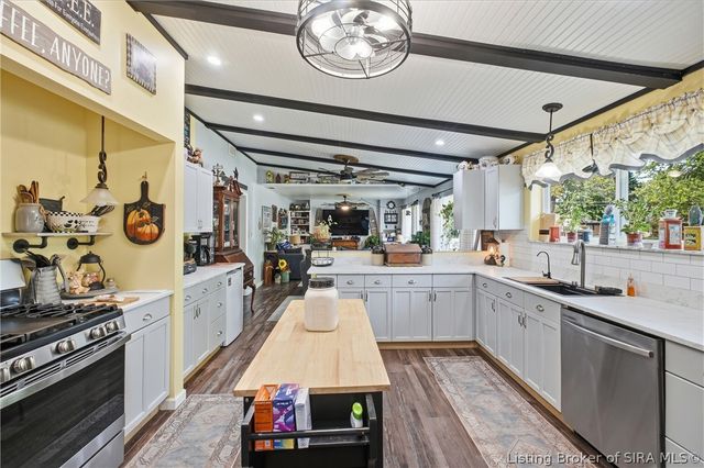 100 W Maplewood Drive, Clarksville, IN 47129