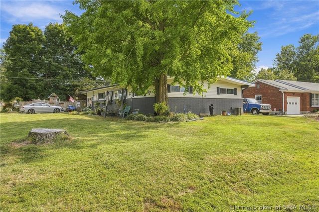 100 W Maplewood Drive, Clarksville, IN 47129