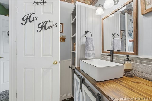 100 W Maplewood Drive, Clarksville, IN 47129