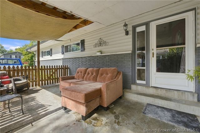 100 W Maplewood Drive, Clarksville, IN 47129