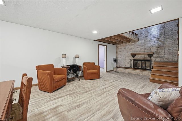 100 W Maplewood Drive, Clarksville, IN 47129
