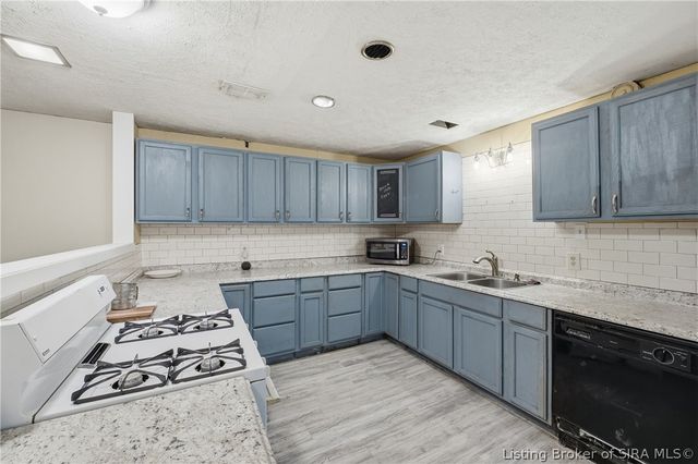 100 W Maplewood Drive, Clarksville, IN 47129
