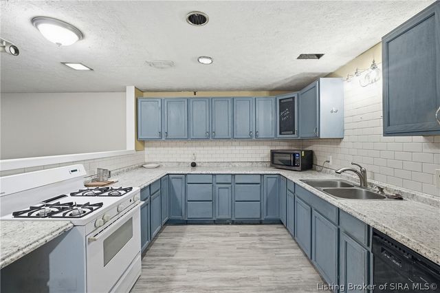 100 W Maplewood Drive, Clarksville, IN 47129