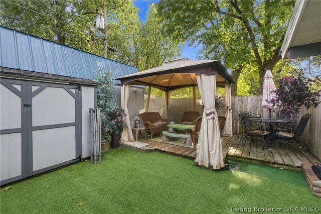 100 W Maplewood Drive, Clarksville, IN 47129