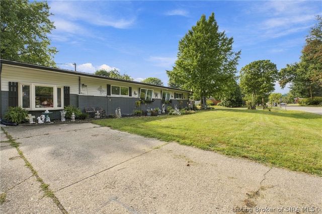 100 W Maplewood Drive, Clarksville, IN 47129
