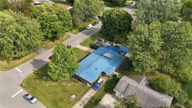 100 W Maplewood Drive, Clarksville, IN 47129
