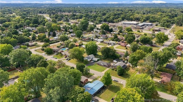 100 W Maplewood Drive, Clarksville, IN 47129