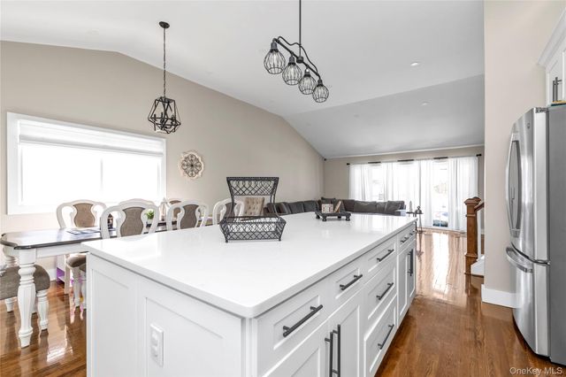 5 W End Avenue, Massapequa, NY 11758