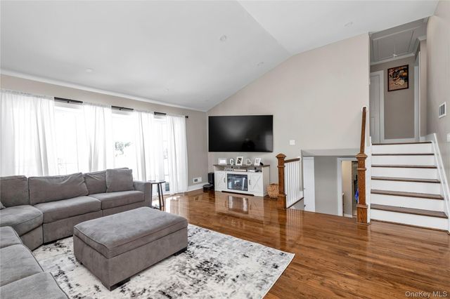 5 W End Avenue, Massapequa, NY 11758