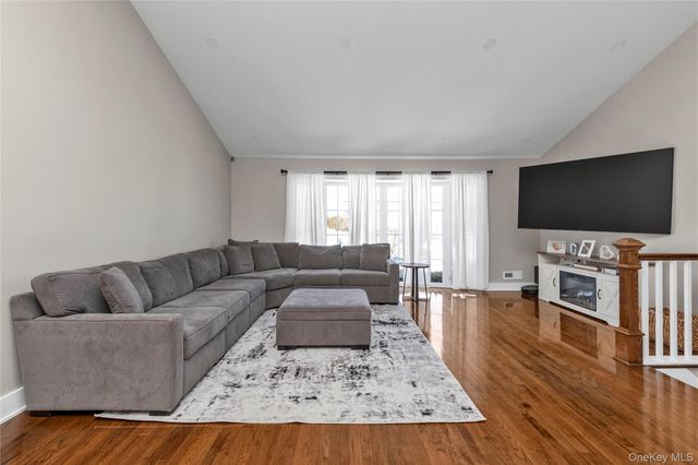 5 W End Avenue, Massapequa, NY 11758