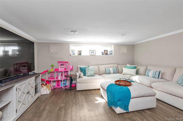 5 W End Avenue, Massapequa, NY 11758