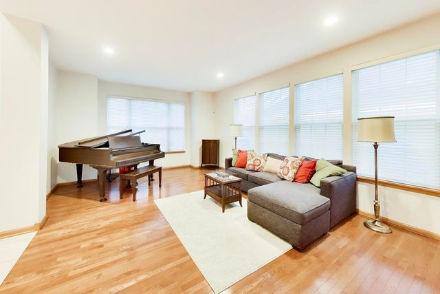 2304 Sarazen Drive, Vernon Hills, IL 60061