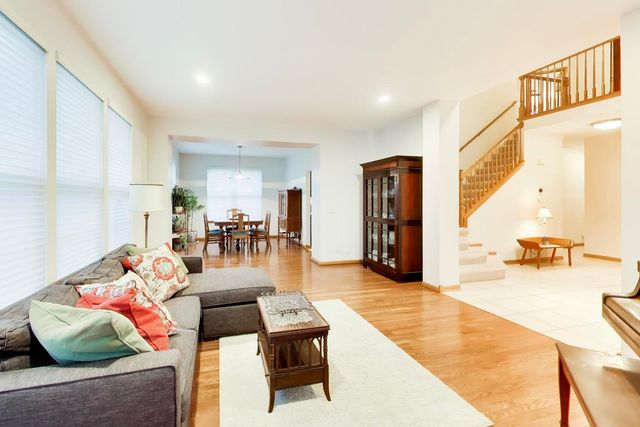 2304 Sarazen Drive, Vernon Hills, IL 60061