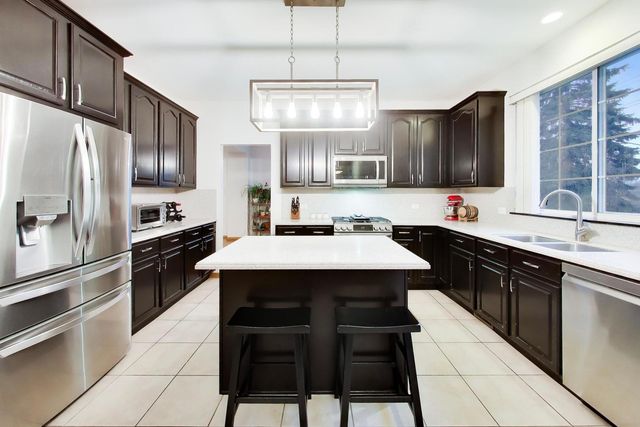 2304 Sarazen Drive, Vernon Hills, IL 60061