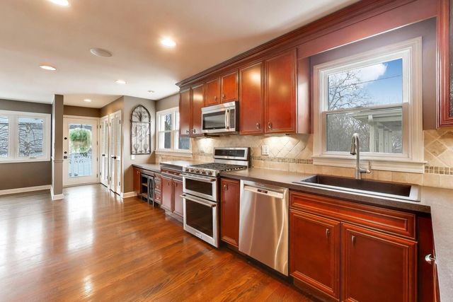 520 S Wheaton Avenue, Wheaton, IL 60187