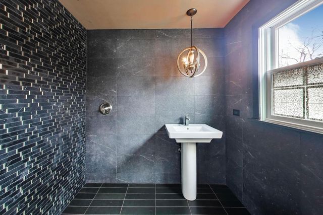 520 S Wheaton Avenue, Wheaton, IL 60187