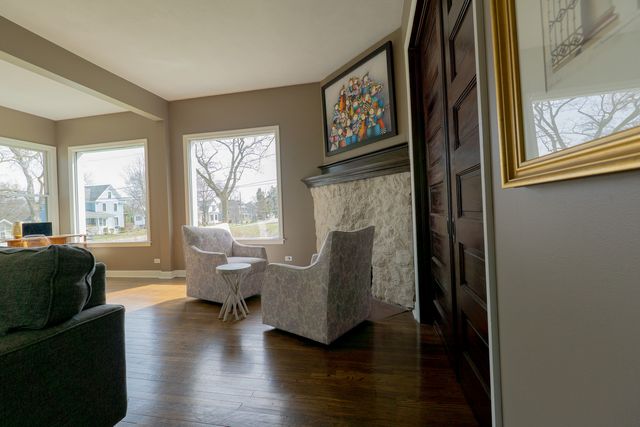 520 S Wheaton Avenue, Wheaton, IL 60187