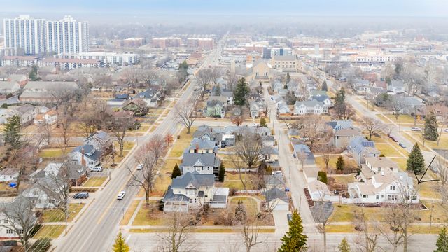 520 S Wheaton Avenue, Wheaton, IL 60187