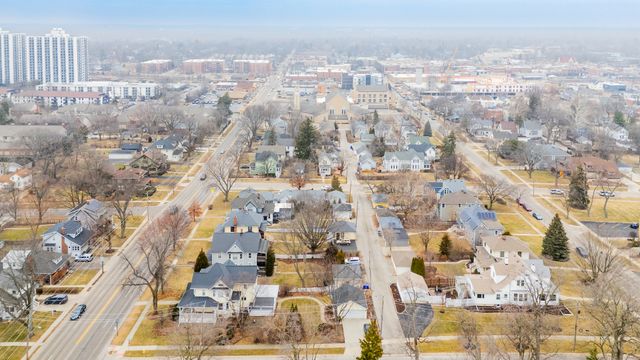 520 S Wheaton Avenue, Wheaton, IL 60187