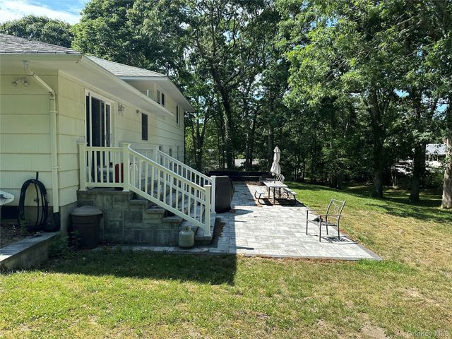 185 Holden Avenue, Cutchogue, NY 11935