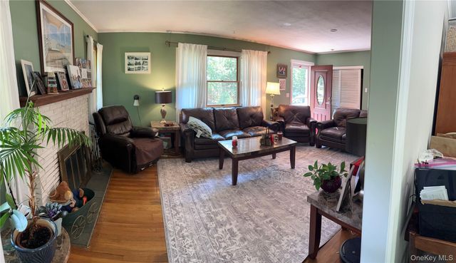 185 Holden Avenue, Cutchogue, NY 11935