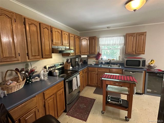 185 Holden Avenue, Cutchogue, NY 11935