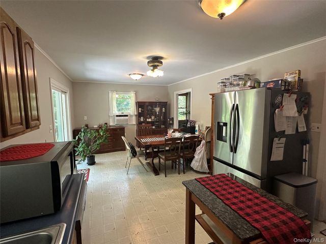 185 Holden Avenue, Cutchogue, NY 11935