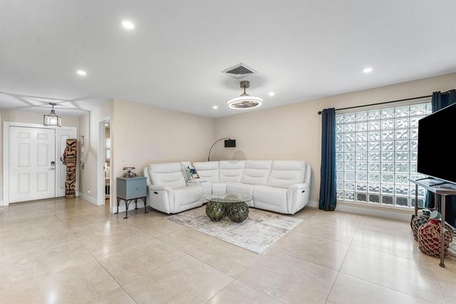 362 Yorktowne Circle, Atlantis, FL 33462