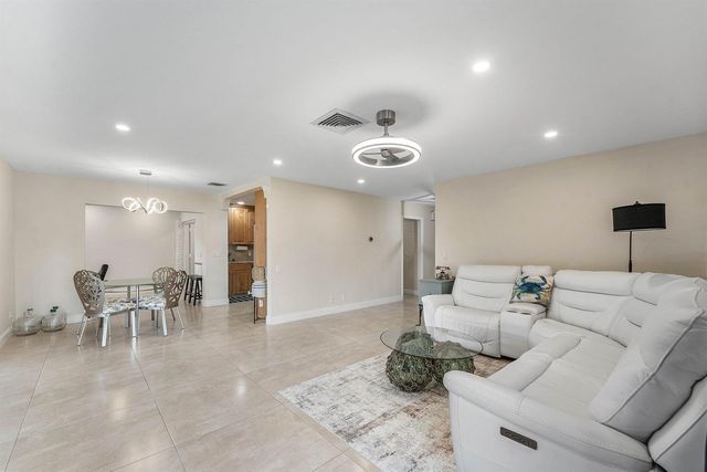 362 Yorktowne Circle, Atlantis, FL 33462