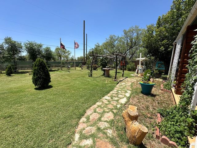 1108 E 21st St, Colorado City, TX 79512