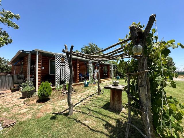 1108 E 21st St, Colorado City, TX 79512