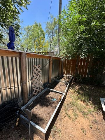 1108 E 21st St, Colorado City, TX 79512