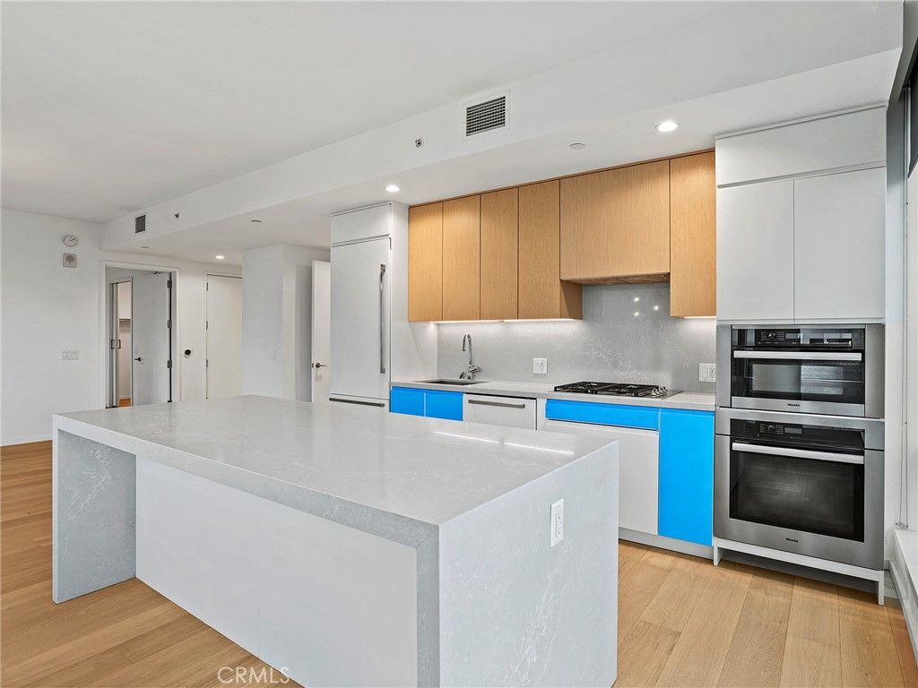 Image 10 of property listing at 877 Francisco Street 4106, Los Angeles, CA 90017