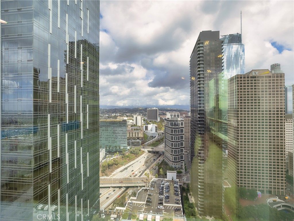 Image 11 of property listing at 877 Francisco Street 4106, Los Angeles, CA 90017