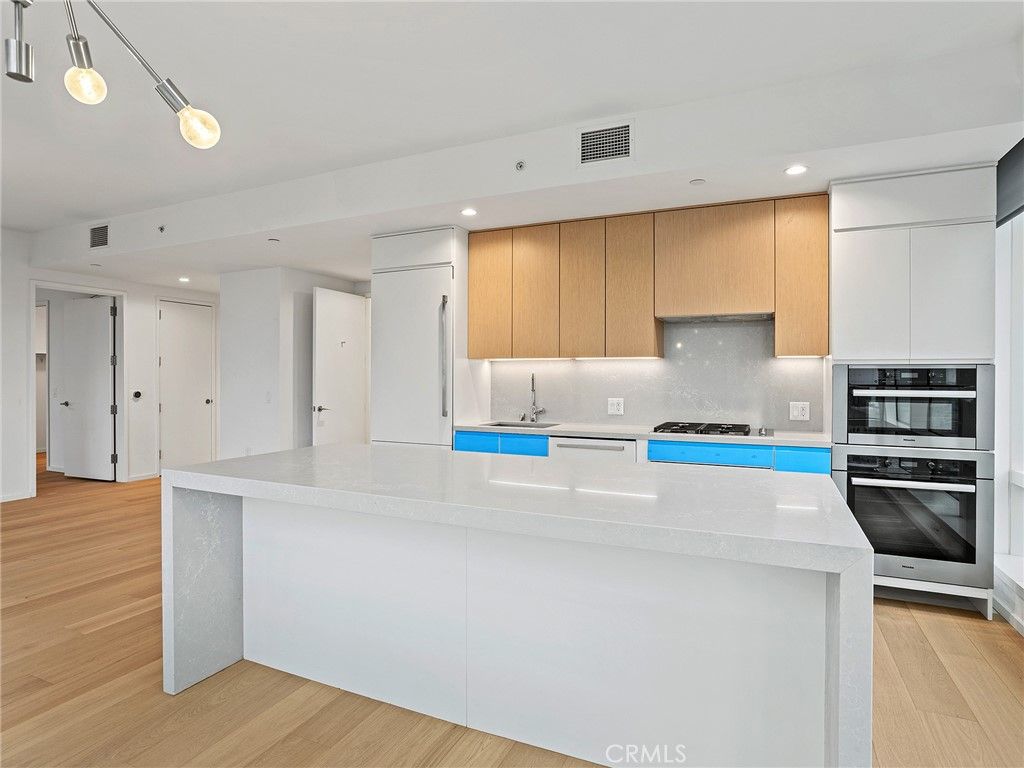 Image 14 of property listing at 877 Francisco Street 4106, Los Angeles, CA 90017