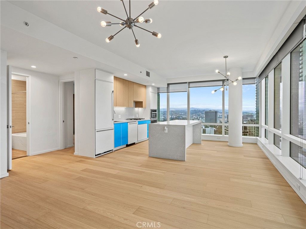 Image 16 of property listing at 877 Francisco Street 4106, Los Angeles, CA 90017