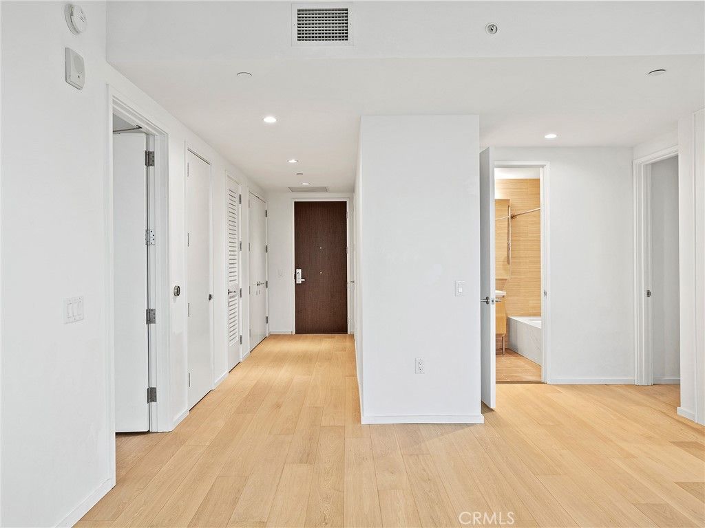 Image 18 of property listing at 877 Francisco Street 4106, Los Angeles, CA 90017