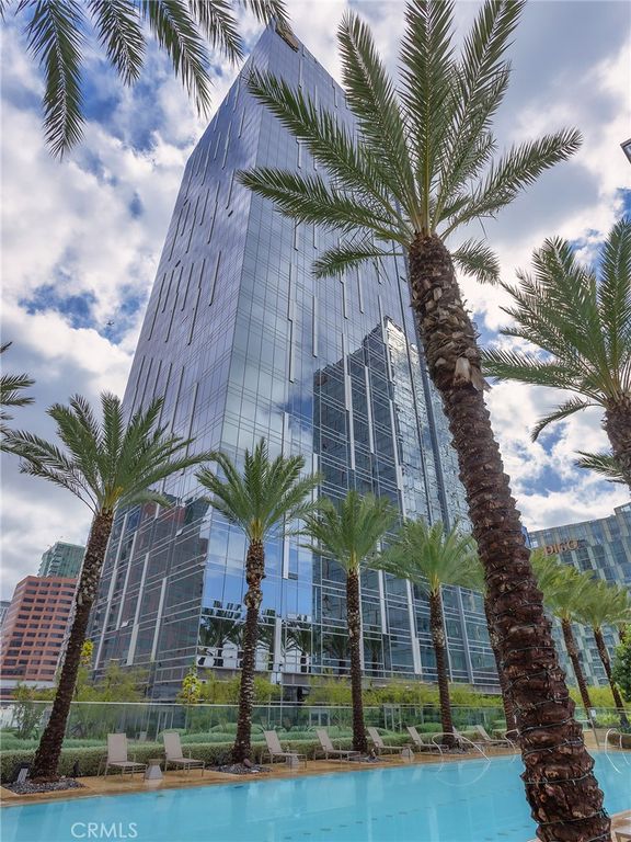 Image 2 of property listing at 877 Francisco Street 4106, Los Angeles, CA 90017