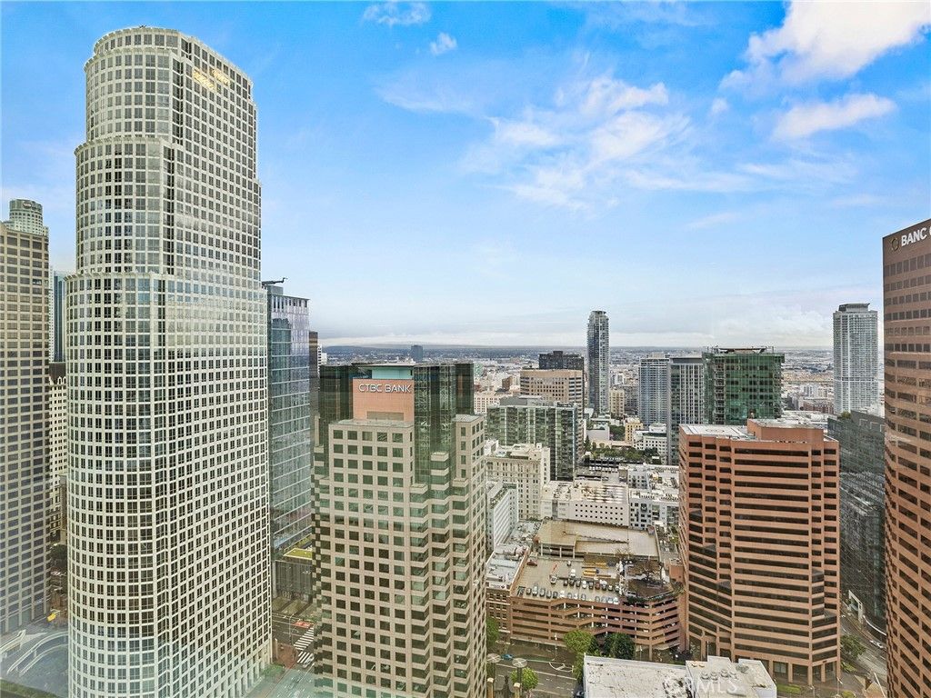 Image 22 of property listing at 877 Francisco Street 4106, Los Angeles, CA 90017